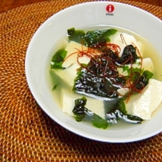 超簡単・ワカメと豆腐のダシダスープ